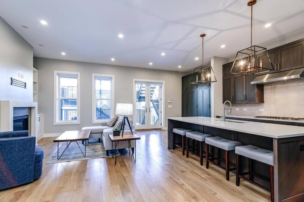 Immaculate Brand New Condo Downtown Чикаго Экстерьер фото