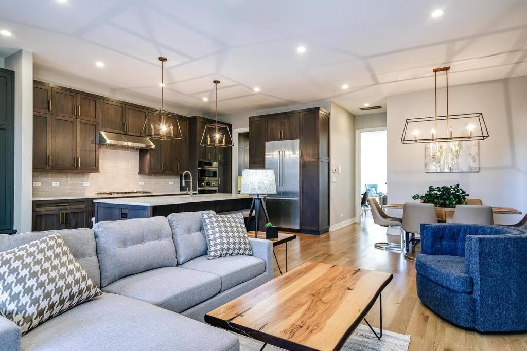 Immaculate Brand New Condo Downtown Чикаго Экстерьер фото