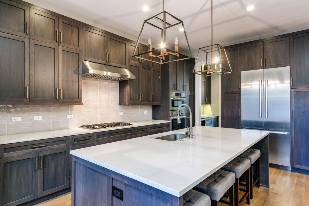 Immaculate Brand New Condo Downtown Чикаго Экстерьер фото