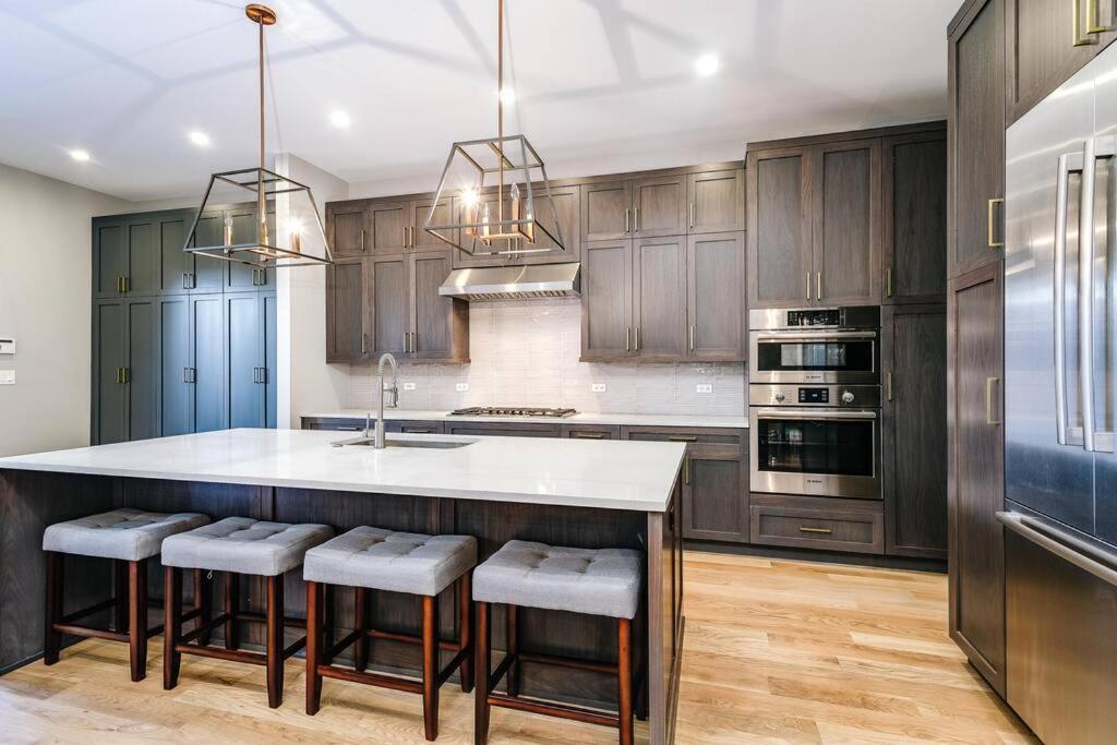 Immaculate Brand New Condo Downtown Чикаго Экстерьер фото