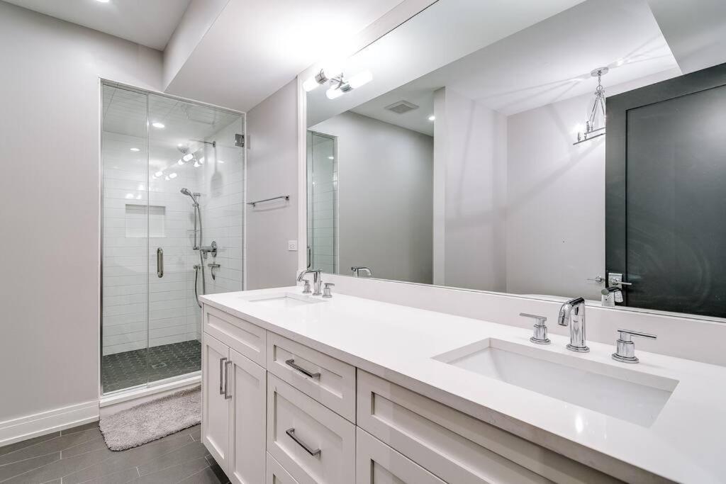 Immaculate Brand New Condo Downtown Чикаго Экстерьер фото