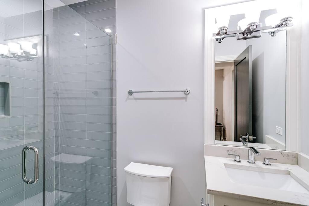Immaculate Brand New Condo Downtown Чикаго Экстерьер фото